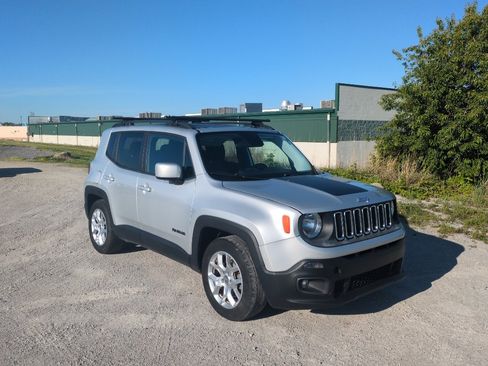 Used 2015 Jeep Renegade Latitude FWD image 4