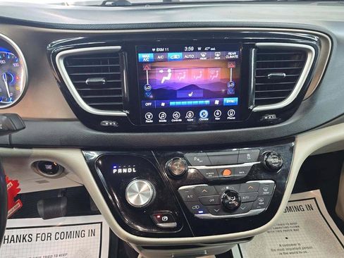 Used 2017 Chrysler Pacifica Touring-L image 11