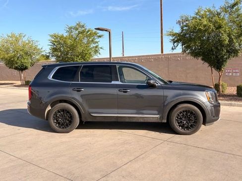 Used 2020 Kia Telluride LX FWD image 3