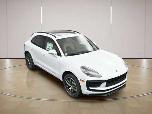 Certified 2026 Porsche Macan AWD/4WD image 38