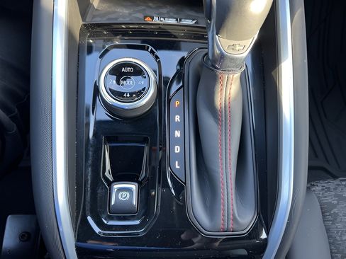 Used 2024 Chevrolet Colorado Z71 w/ Z71 Convenience Package 2 image 17