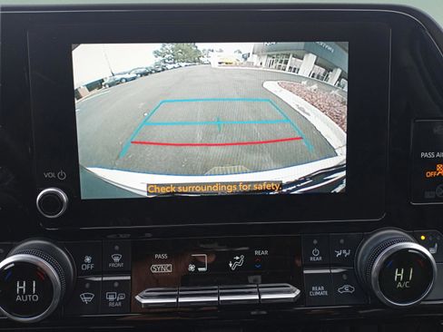 Used 2023 Toyota Highlander XLE image 19