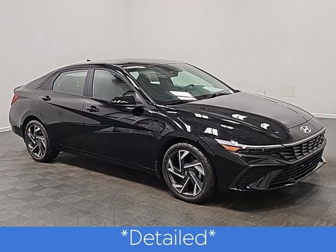 Used 2025 Hyundai Elantra Sport image 3