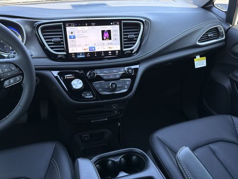 New 2026 Chrysler Pacifica Select image 16