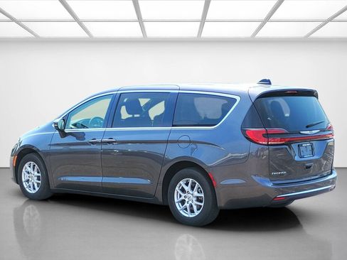 Used 2023 Chrysler Pacifica Touring-L FWD image 3
