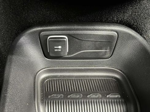 Used 2025 Chrysler Pacifica Select image 26