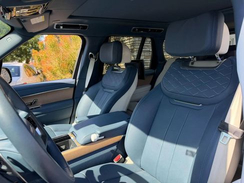 Used 2024 Land Rover Range Rover SV AWD/4WD image 4