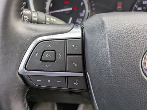 Used 2020 Toyota Highlander XLE image 21