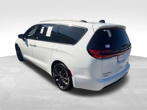 Used 2025 Chrysler Pacifica Limited FWD image 6