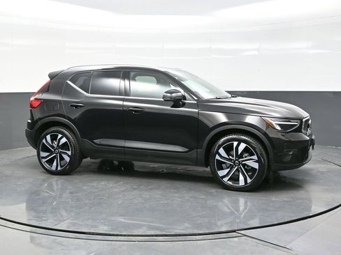 Used 2025 Volvo XC40 B5 Plus image 8