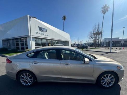 Used 2017 Ford Fusion SE image 4