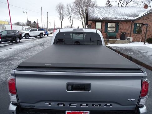 Used 2022 Toyota Tacoma TRD Off-Road image 6