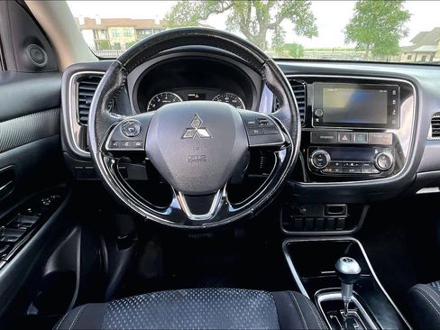 Used 2017 Mitsubishi Outlander SE AWD/4WD image 6