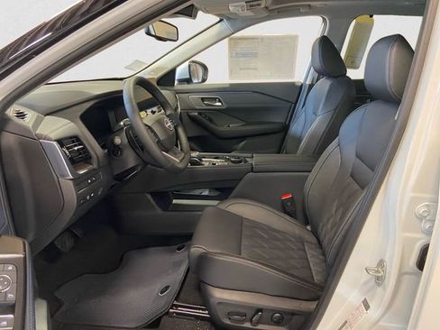 New 2026 Nissan Rogue Platinum w/ Tech Package AWD/4WD image 9