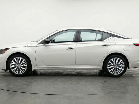 Used 2025 Nissan Altima 2.5 SV image 5
