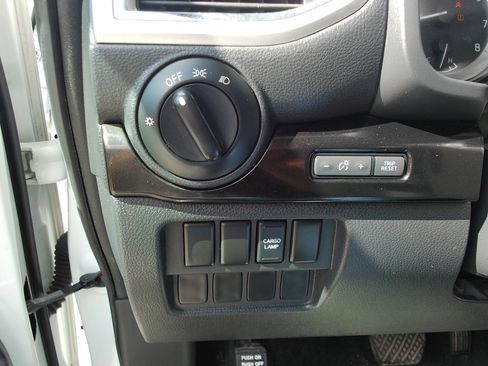 Used 2018 Nissan Titan SV AWD/4WD image 18