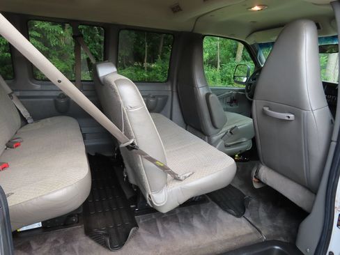 Used 2017 Chevrolet Express 3500 LT w/ LT Preferred Equipment Group RWD image 15