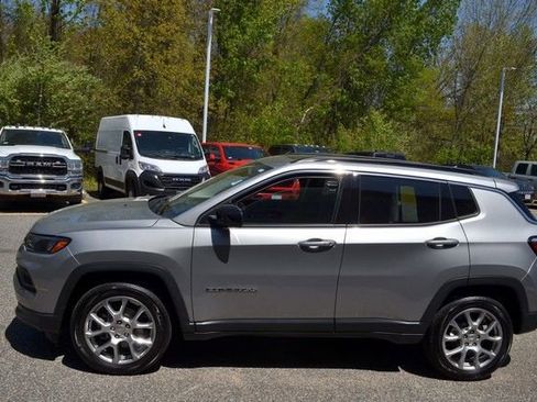 Used 2022 Jeep Compass Latitude w/ Sun and Sound Group AWD/4WD image 5