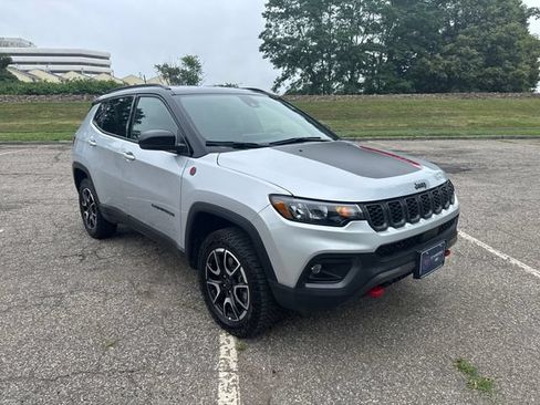 Used 2025 Jeep Compass Trailhawk AWD/4WD image 2