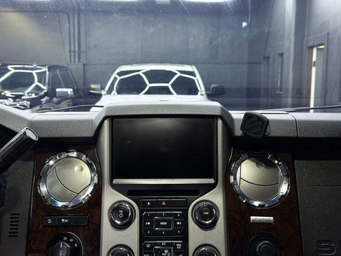 Used 2015 Ford F350 Platinum w/ Platinum Package image 22