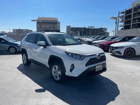 Used 2020 Toyota RAV4 XLE w/ XLE Grade Weather Package FWD image 2