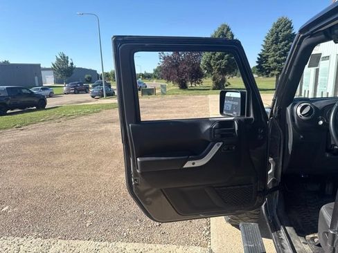 Used 2017 Jeep Wrangler Unlimited Sahara AWD/4WD image 19