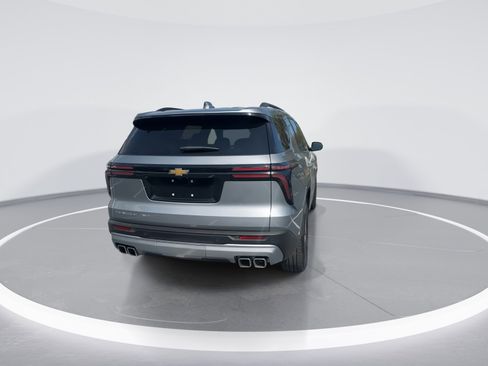 Used 2025 Chevrolet Traverse LT image 8