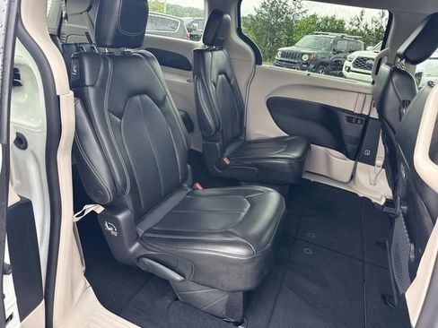 Used 2023 Chrysler Pacifica Touring-L FWD image 23