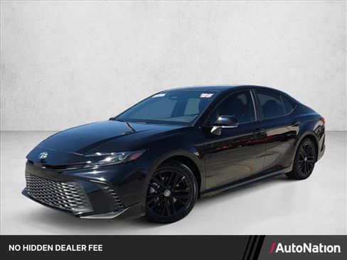 Certified 2025 Toyota Camry SE FWD image 1