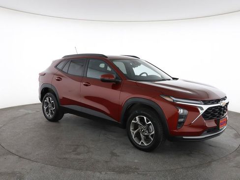 Used 2025 Chevrolet Trax LT image 2