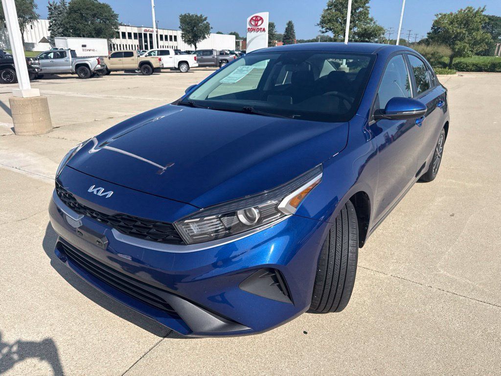 Used 2023 Kia Forte LXS w/ LXS Technology Package FWD image 6