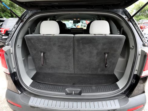 Used 2013 Kia Sorento LX w/ Third Row Pkg image 12