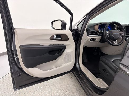 Used 2018 Chrysler Pacifica Touring-L FWD image 5
