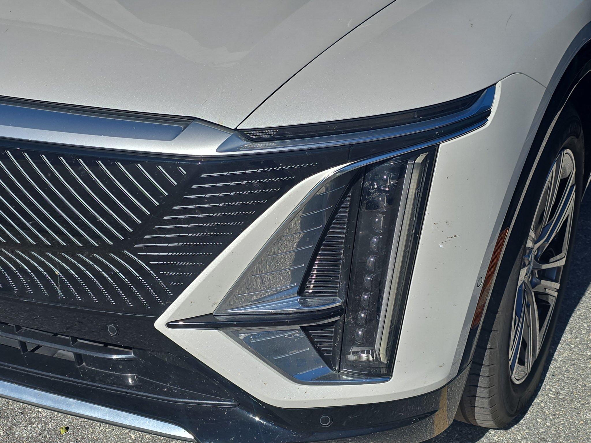 Used 2024 Cadillac Lyriq Luxury AWD/4WD image 9