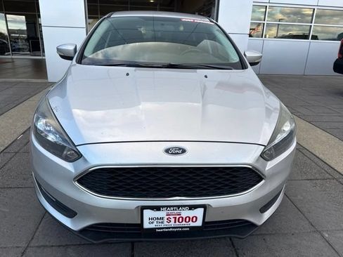 Used 2016 Ford Focus SE w/ Equipment Group 201A FWD image 2