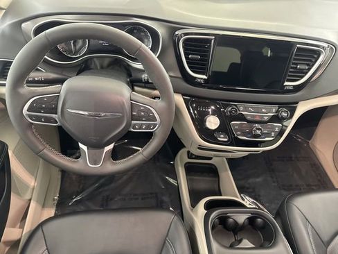 Used 2024 Chrysler Pacifica Touring-L FWD image 32