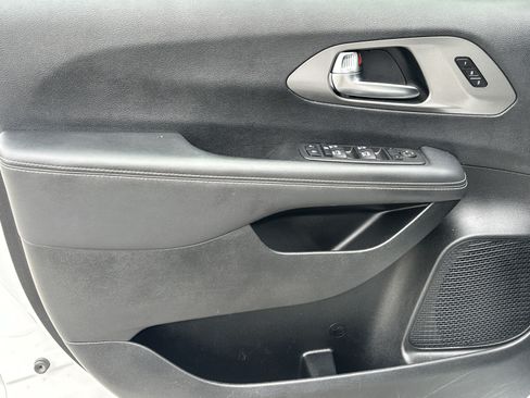 Used 2025 Chrysler Pacifica Select FWD image 14