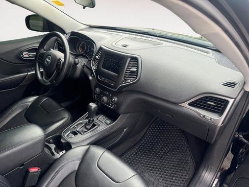 Used 2019 Jeep Cherokee Latitude Plus w/ Cold Weather Group FWD image 15