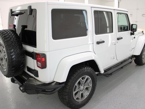 Used 2015 Jeep Wrangler Unlimited Rubicon w/ Connectivity Group AWD/4WD image 11
