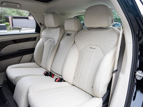 Used 2024 Bentley Bentayga Extended Wheelbase image 30