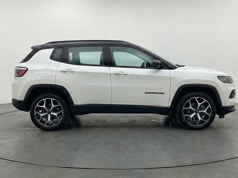 Used 2025 Jeep Compass Limited image 11