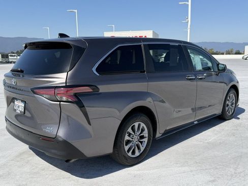 Certified 2022 Toyota Sienna XLE FWD image 3