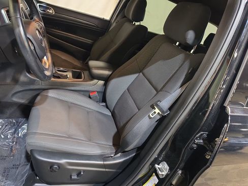 Used 2019 Jeep Grand Cherokee Laredo w/ Security & Convenience Group AWD/4WD image 13