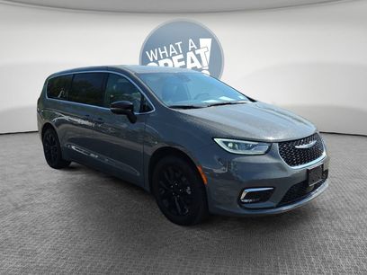 Used 2025 Chrysler Pacifica Select