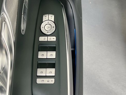 Used 2023 Genesis GV70 2.5T w/ Advanced Package image 18