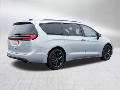 New 2026 Chrysler Pacifica Select w/ S Appearance Package FWD image 7