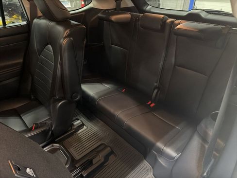 Used 2024 Toyota Highlander XLE AWD/4WD image 35