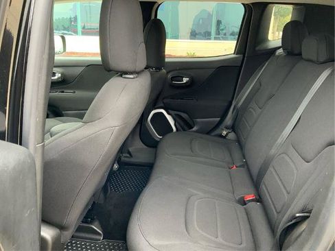 Used 2018 Jeep Renegade Latitude w/ Cold Weather Group image 10