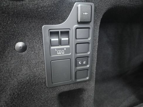 Used 2025 Land Rover Discovery S AWD/4WD image 17
