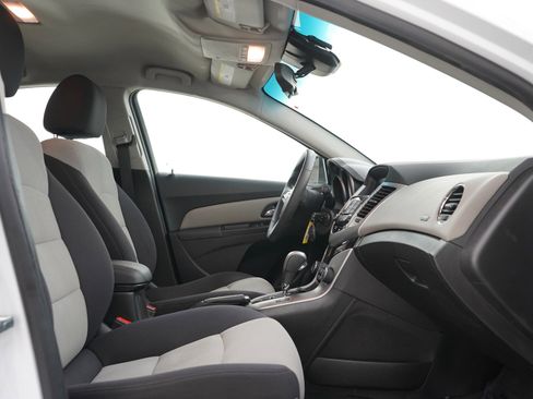 Used 2013 Chevrolet Cruze LS FWD image 11